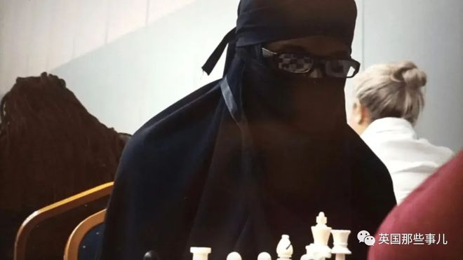 男生穿黑罩袍參加女子組國際象棋比賽結(jié)果成績太好暴露了？？！(圖2)