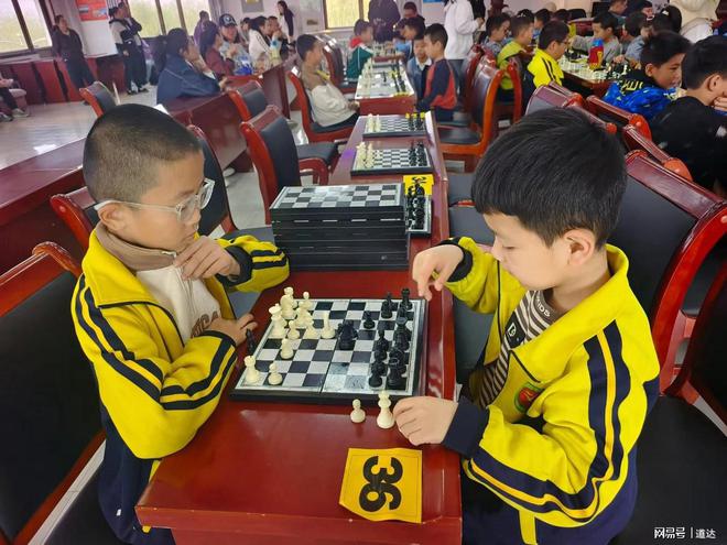 靈丘縣國(guó)際象棋大賽在北洋小學(xué)成功舉辦近百名小棋手展開(kāi)對(duì)決(圖2)