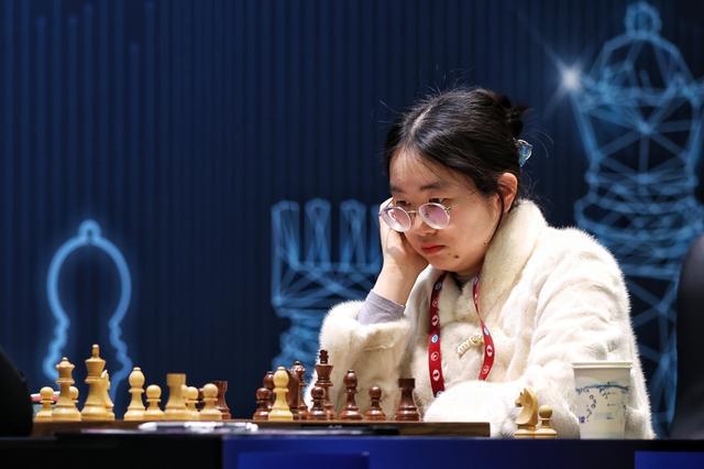 國際棋聯女子世界冠軍賽開枰首局居文君執(zhí)白弈和挑戰(zhàn)者譚中怡(圖2)