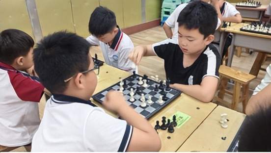 2025年莘縣中小學(xué)國際象棋比賽在莘縣實驗小學(xué)精彩開賽(圖4)